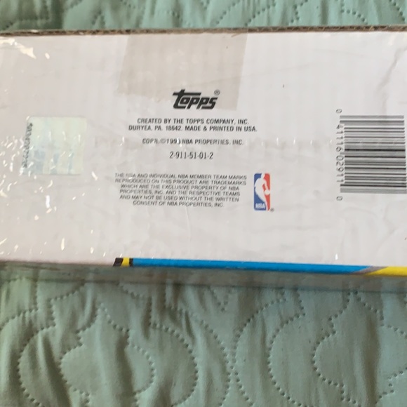 Topps 1992-93NBA basketball cards new not opened plus 12 Topps gold cards in box - Picture 3 of 3
